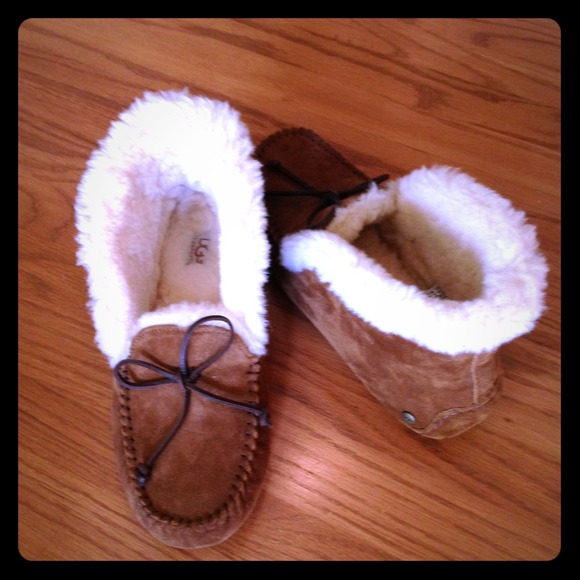 **SOLD Ugg Alena Slipper