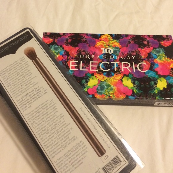 NEW!! Urban Decay electric palette & crease brush