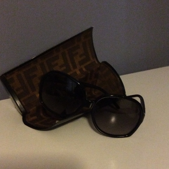 AUTHENTIC BLACK FENDI SUNGLASSES - Picture 3 of 4
