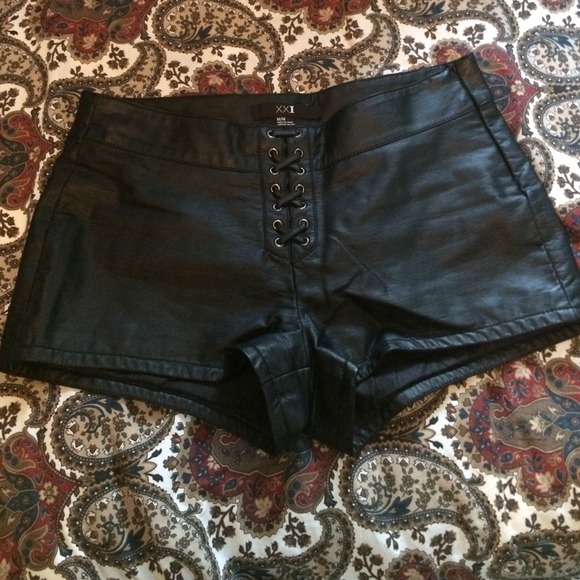 💢SOLD Faux leather shorts