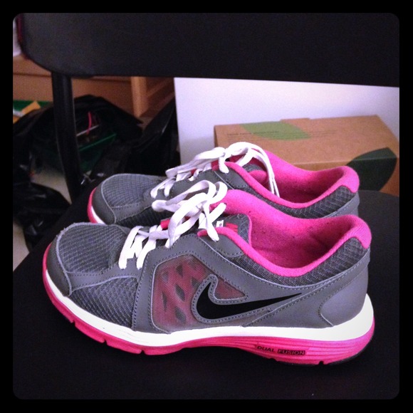 Size 6y/women's 8 nike pink grey running shoes.