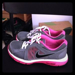 Size 6y/women's 8 nike pink grey running shoes.
