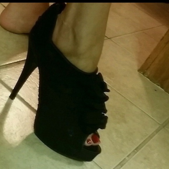 Brand new size 8 kardashion prep toe bootie ruffle