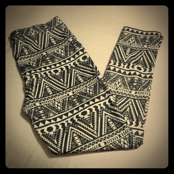 SOLD!🎉 High-waisted Aztec pants