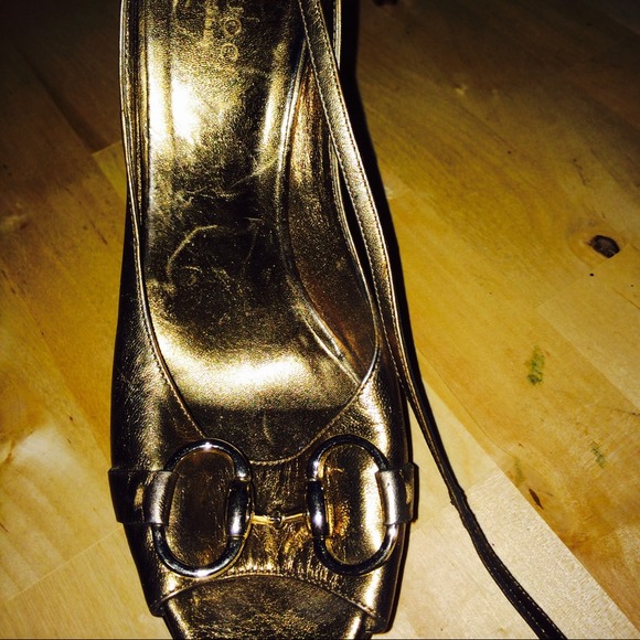 100% authentic Gucci wedges. Gold/bronze.