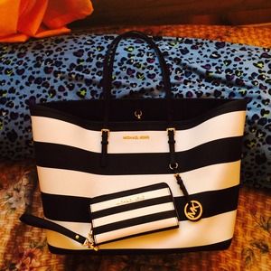 ❌SOLD❌ Michael Kors Handbag & Wristlet