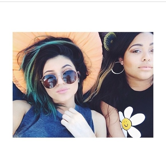 LOOKING FOR KYLIE JENNER SUNGLASSES - Picture 2 of 2