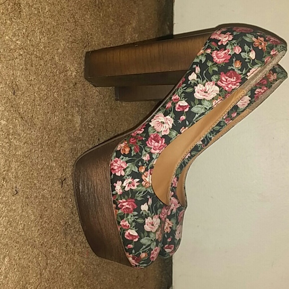🙌MARKDOWN🙌Floral P U M P S🌺🌼 - Picture 3 of 3
