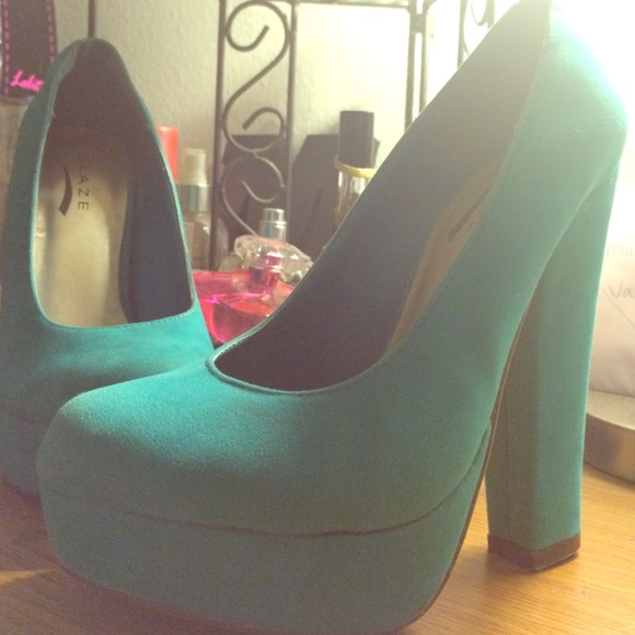 Turquoise close toe pumps