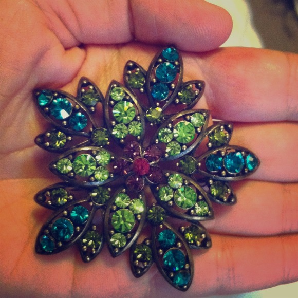 Jewelry - Stunning crystal flower broach