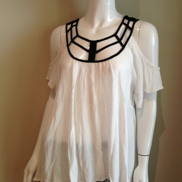 ️SOLD IN BUNDLE White cold shoulder top - Picture 2 of 4