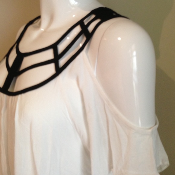 ️SOLD IN BUNDLE White cold shoulder top - Picture 3 of 4