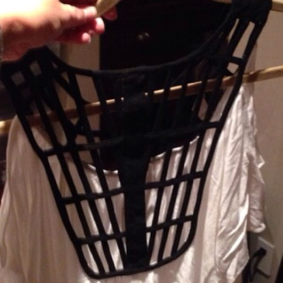 ️SOLD IN BUNDLE White cold shoulder top - Picture 4 of 4