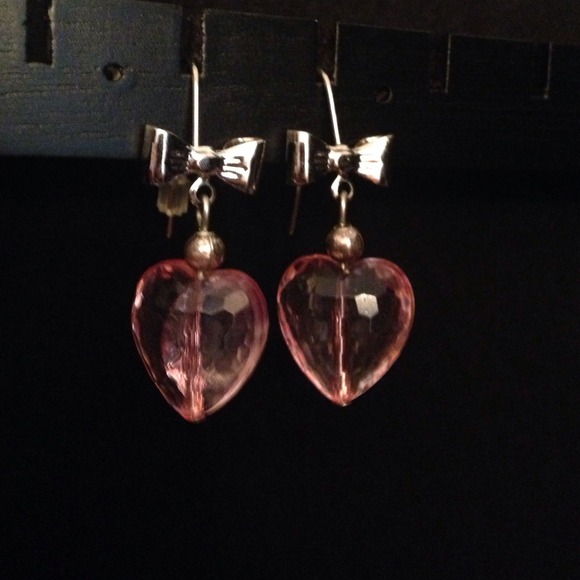 💖Heart with a bow on top earrings💖