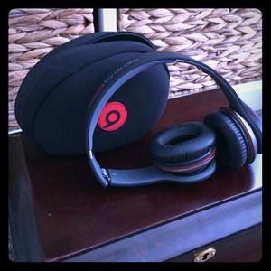 Headphones, case, and extra cable