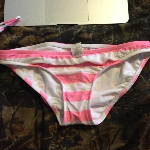 Pink and white bikini set💕 - Picture 2 of 3