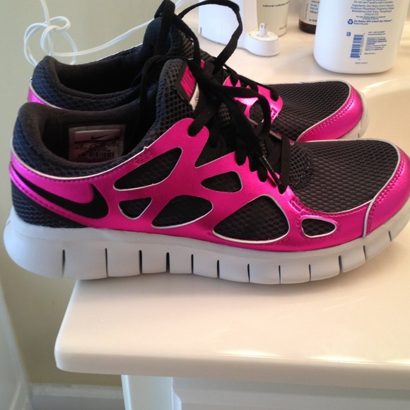 Nike free runs 2. Brand new!!! 🎈🎀