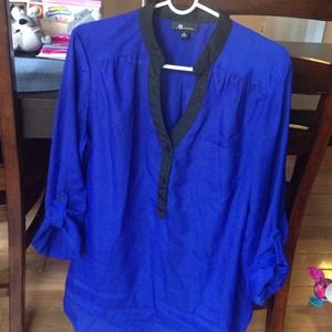 V neck blouse with blk accent on neck