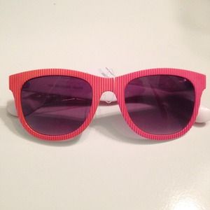 Le Specs Accessories - Le Specs The Revolver Pink Sunglasses Le Specs Accessories - Le Specs The Revolver Pink Sunglasses