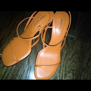 Nine West orange strappy sandals 7 can fit 7.5
