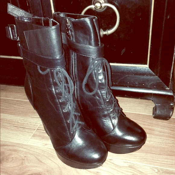 Report Signature "Adam" Wedge Bootie NIB 8 - Picture 1 of 3