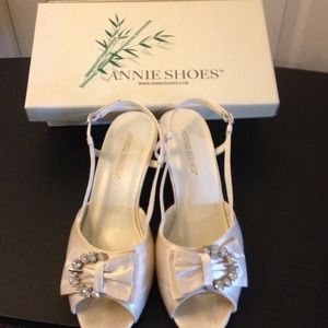 Elegant ivory Bridal/Evening shoes