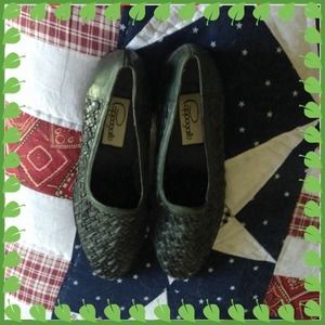 Very adorable olive green shoes....