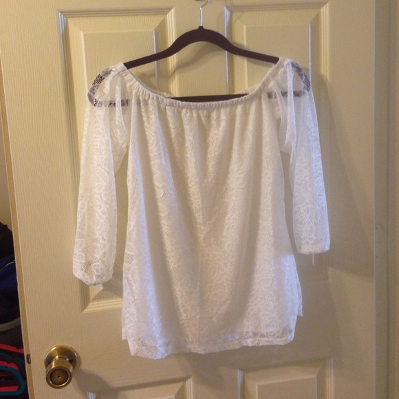 HOST PICK!🎀 NWOT White lace Off the shoulder top! - Picture 2 of 2