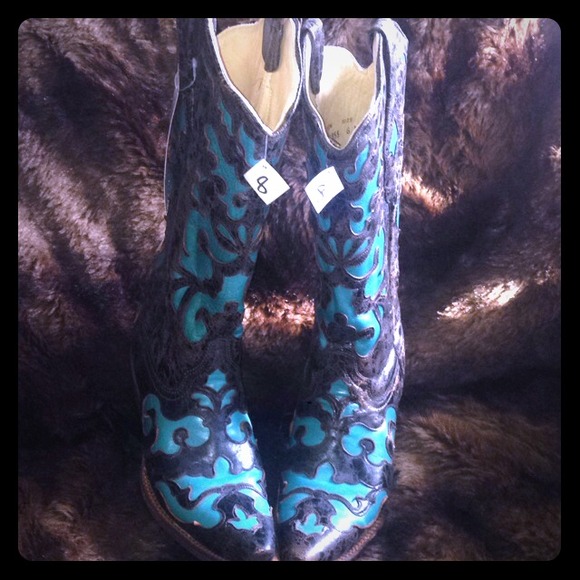 SOLD‼️Brand new Corral inlay boots! Teal & Brown