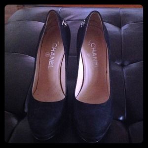 Chanel pumps - classic black suede