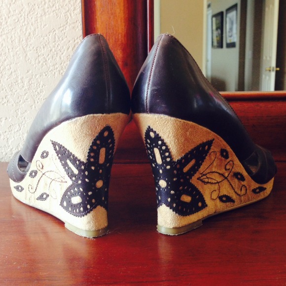 Adorable brown wedges with stitched leather design - Picture 1 of 4