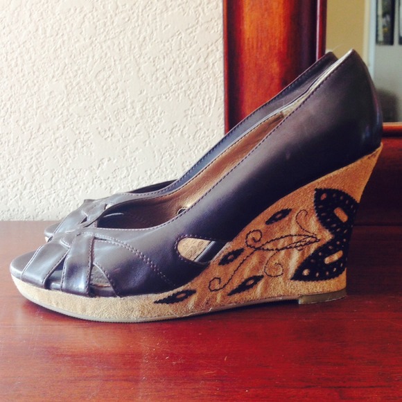 Adorable brown wedges with stitched leather design - Picture 2 of 4