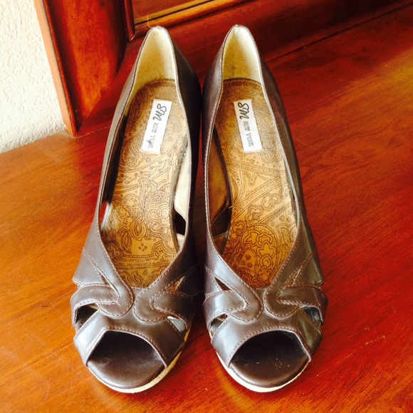 Adorable brown wedges with stitched leather design - Picture 3 of 4