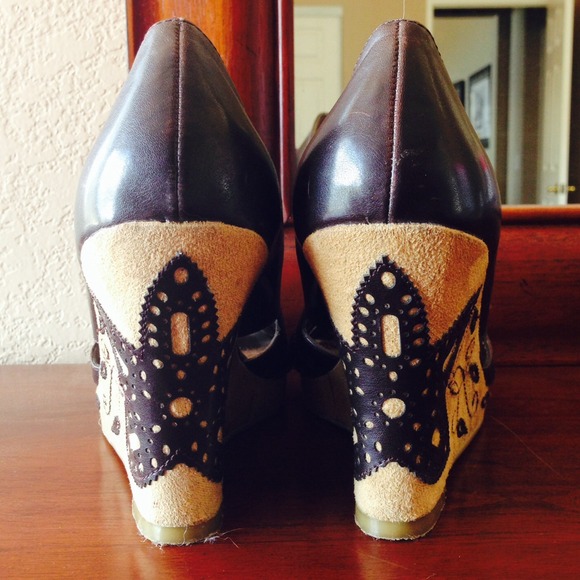 Adorable brown wedges with stitched leather design - Picture 4 of 4