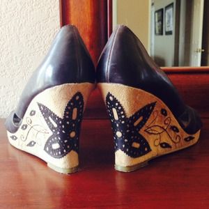 Adorable brown wedges with stitched leather design