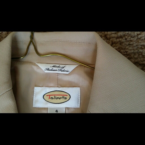 Size 4 brand new beige business suit.