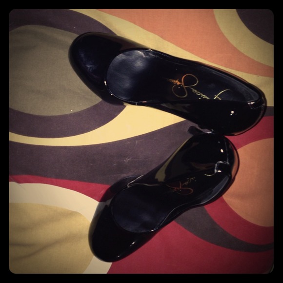 Black pumps
