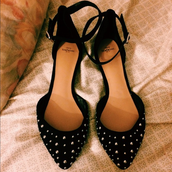 ZARA: Cute black flats with ankle straps