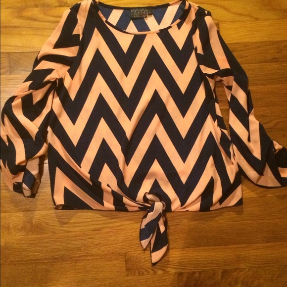🔴SOLD🔴Chevron top - Picture 2 of 4