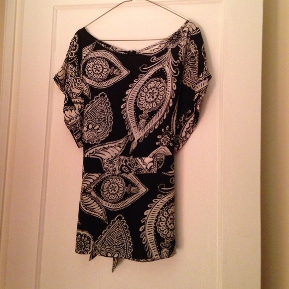 ❌❌Black and white patterned top❌❌ sold in bundle