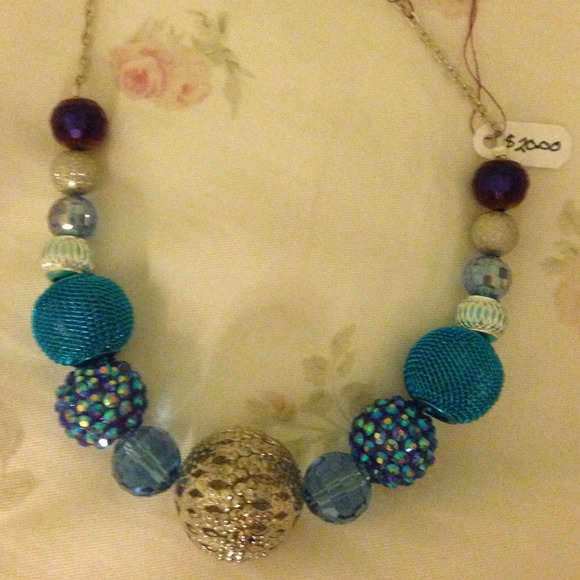Beautiful beaded necklace! Nwt! - Picture 2 of 2