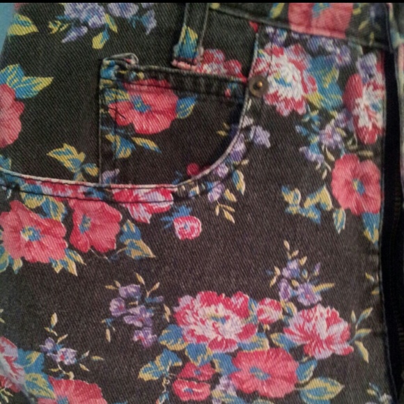 BUNDLED Highwaisted Floral Denim Shorts - Picture 2 of 4