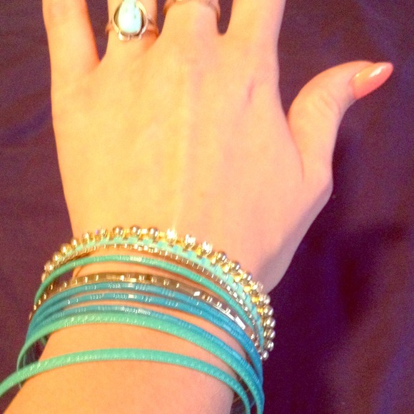 Gorgeous bangle set NWT - Picture 1 of 3