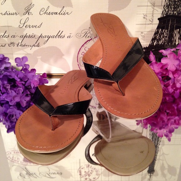 Tan & Black Flip Flop Style Sandals - Picture 3 of 4
