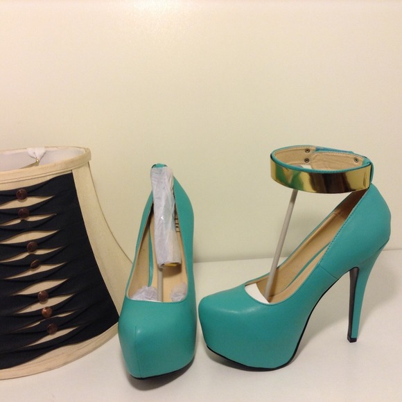 Mint and gold flashy pump!!