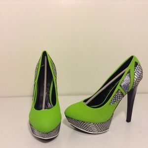 Lime Green, silver, and black pump!