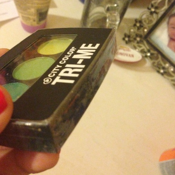 Eye shadows - Picture 2 of 2