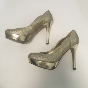 Guess gold pumps