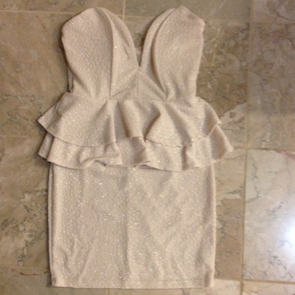 Body com sparkly nude peplum strapless dress