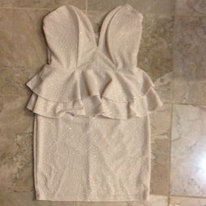 Body com sparkly nude peplum strapless dress